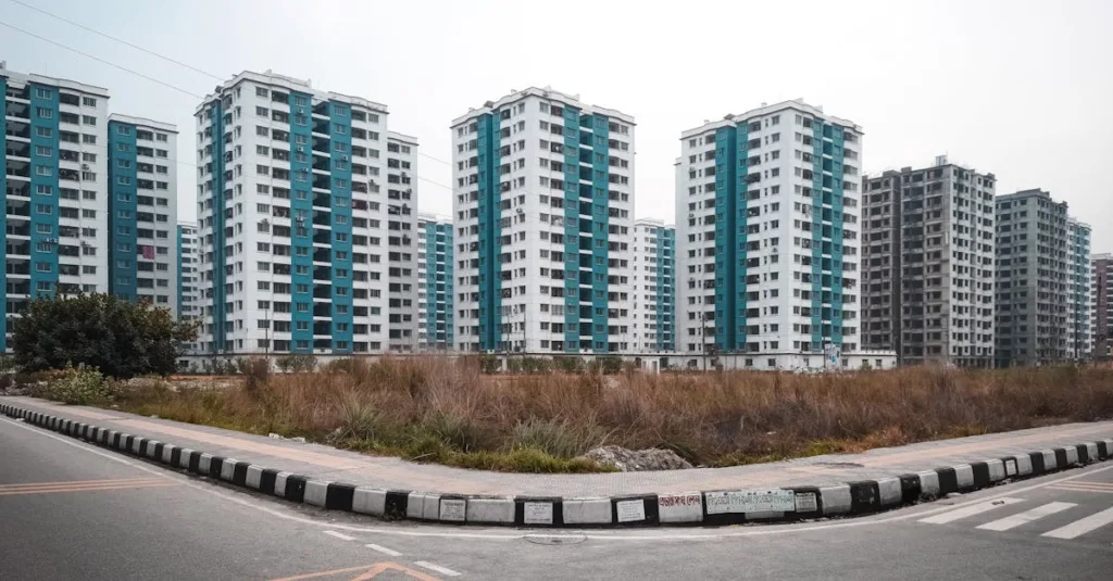 découvrez des stratégies efficaces pour prévenir la surchauffe estivale dans les bâtiments hautement isolés, garantissant un confort optimal et des économies d'énergie.