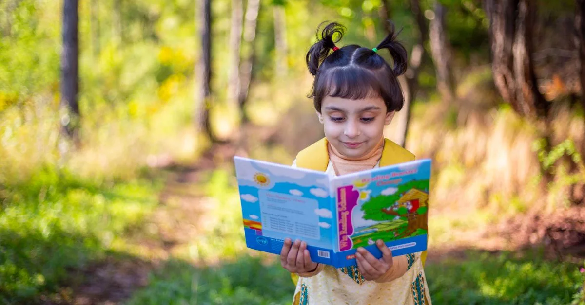 découvrez des ressources et conseils pour favoriser l'apprentissage précoce de la lecture et de l'écriture chez les enfants.